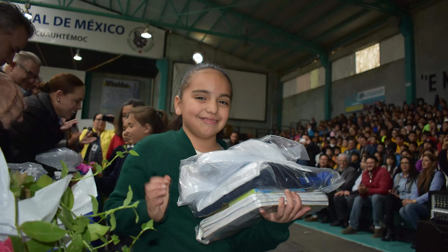 FOTO EDNA MARTÍNEZ Además del uniforme, les entregaron paquetes de útiles escolares